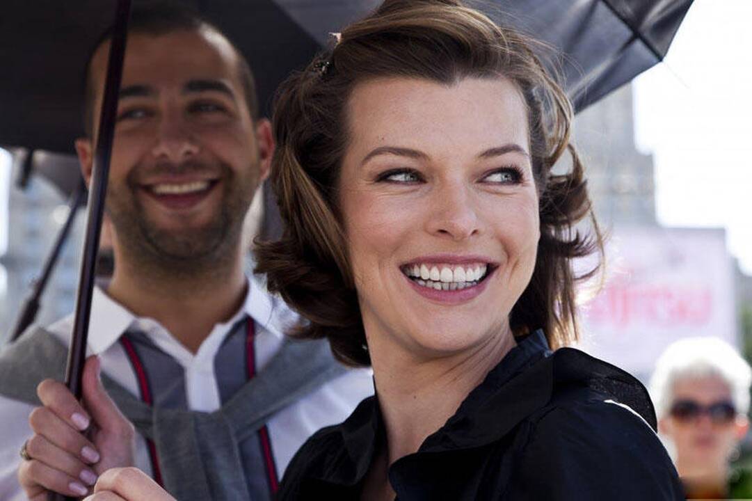 Milla Jovovič apsivilks nuotakos suknelę
