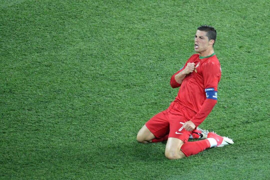 C.Ronaldo gavo apdovanojimą iš lietuvio rankų