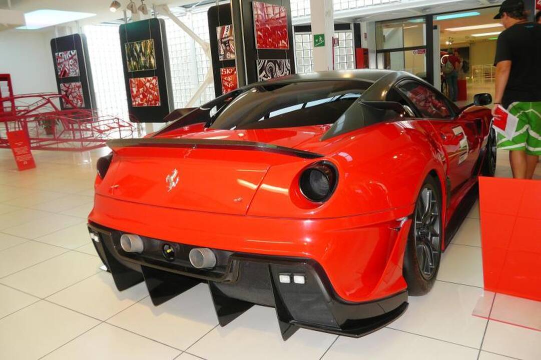 Dubajų papuošė prabangių „Ferrari“ paradas