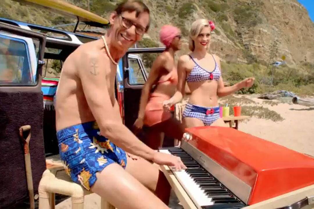 Naujausiame vaizdo klipe „Rammstein“ juokiasi iš serialo „Gelbėtojai“