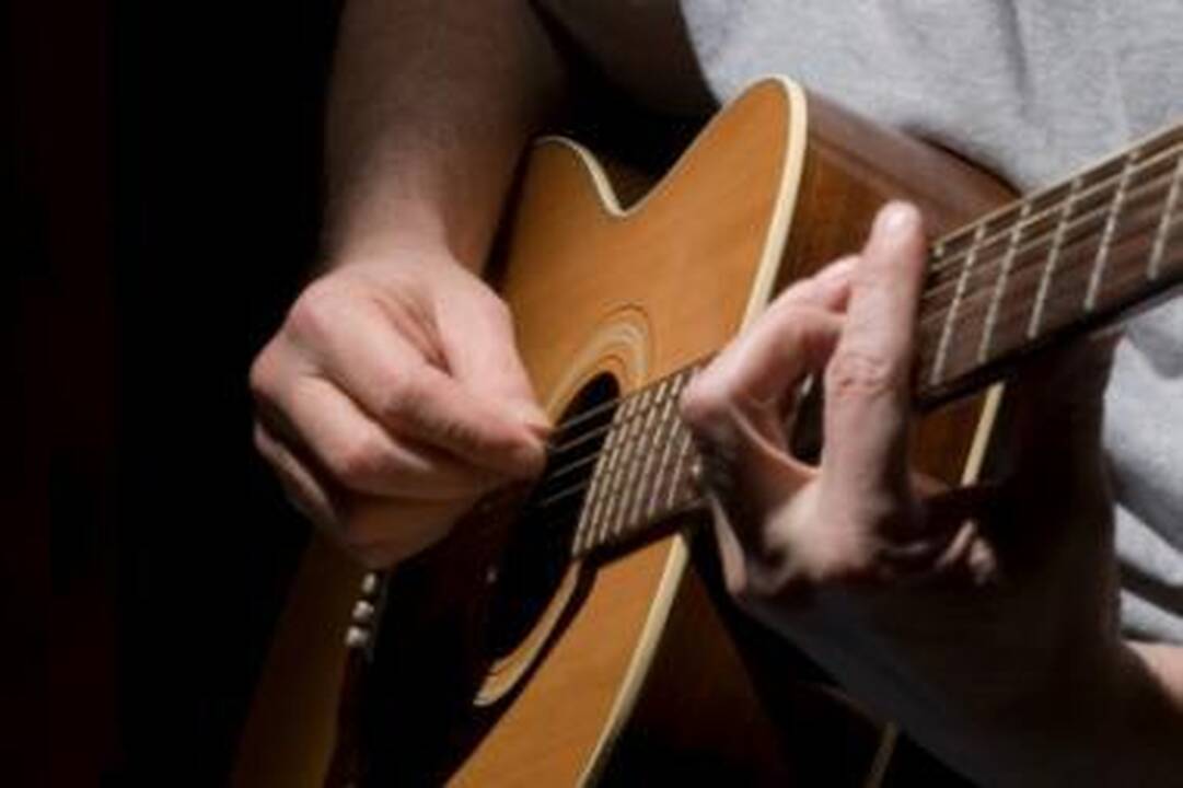 Muzikantai dainas kuria vištidėje