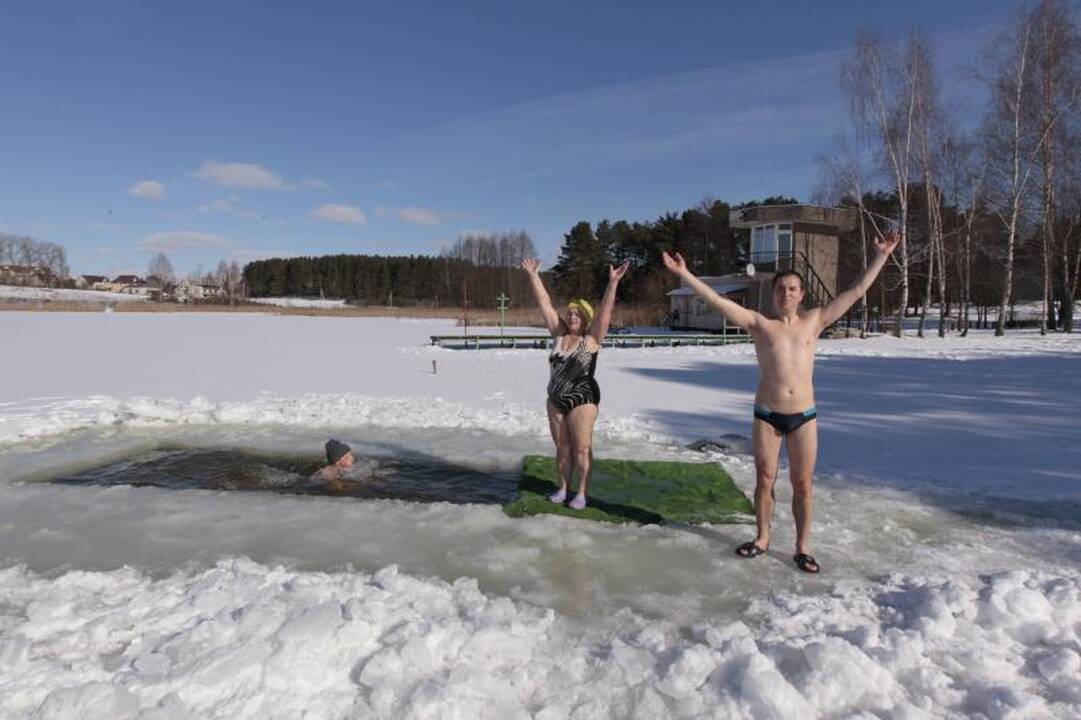 Vilniečiai “ruoniai” pavasario sutiktuves šventė Salotės eketėje