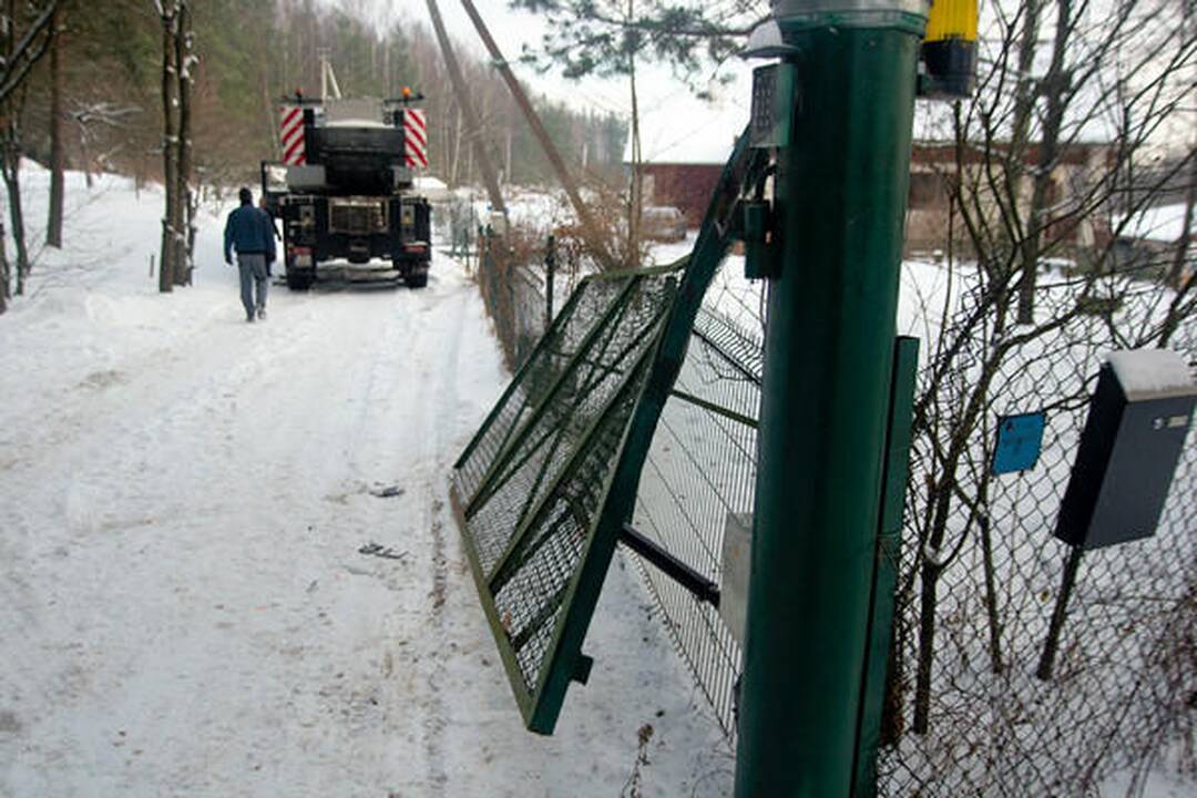 Vilniaus soduose nuslydęs kranas nuvertė dvejus vartus ir sulaužė stulpą