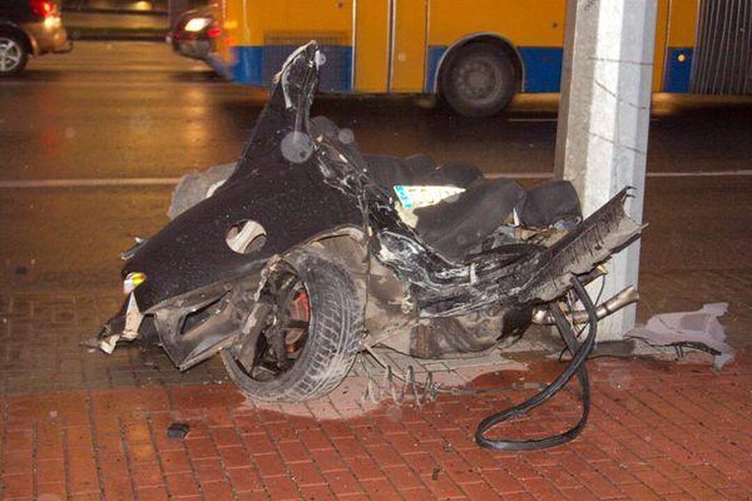 Per avariją Konstitucijos pr. automobilis „Alfa Romeo“ lūžo per pusę