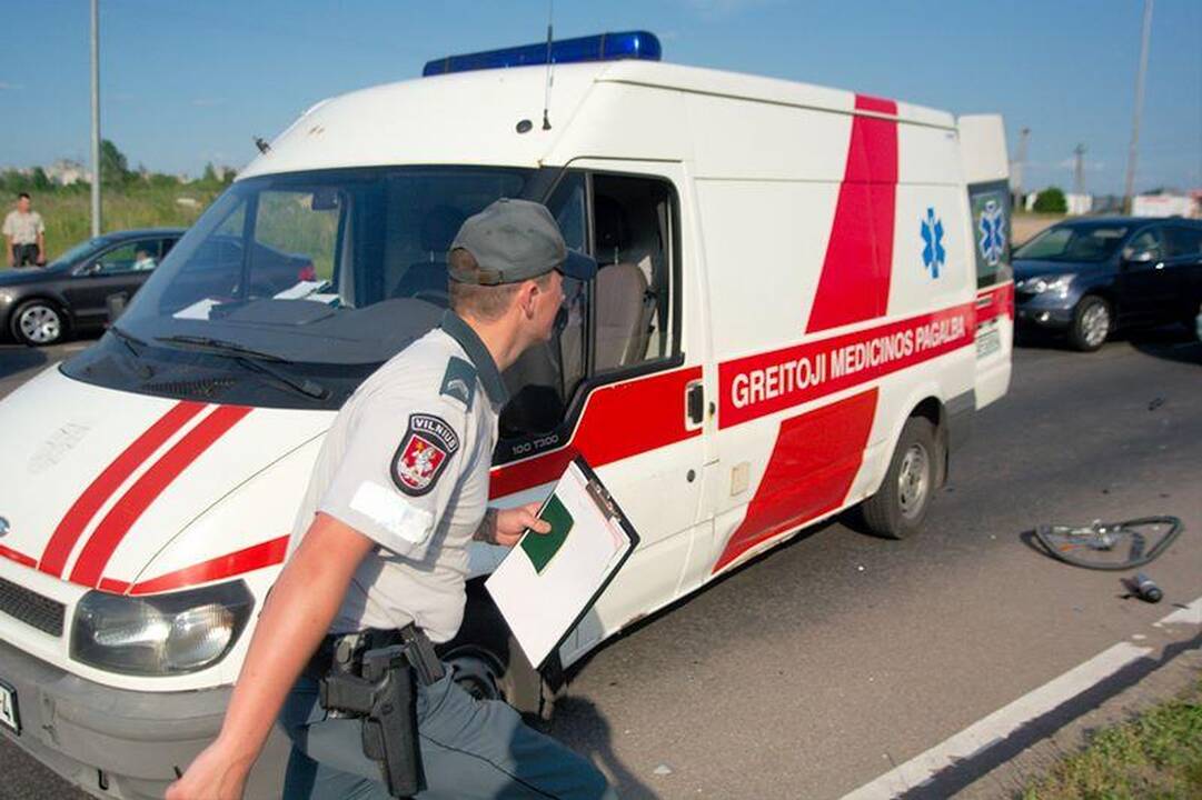 Motociklininkas pėsčiųjų perėjoje partrenkė dviratininką