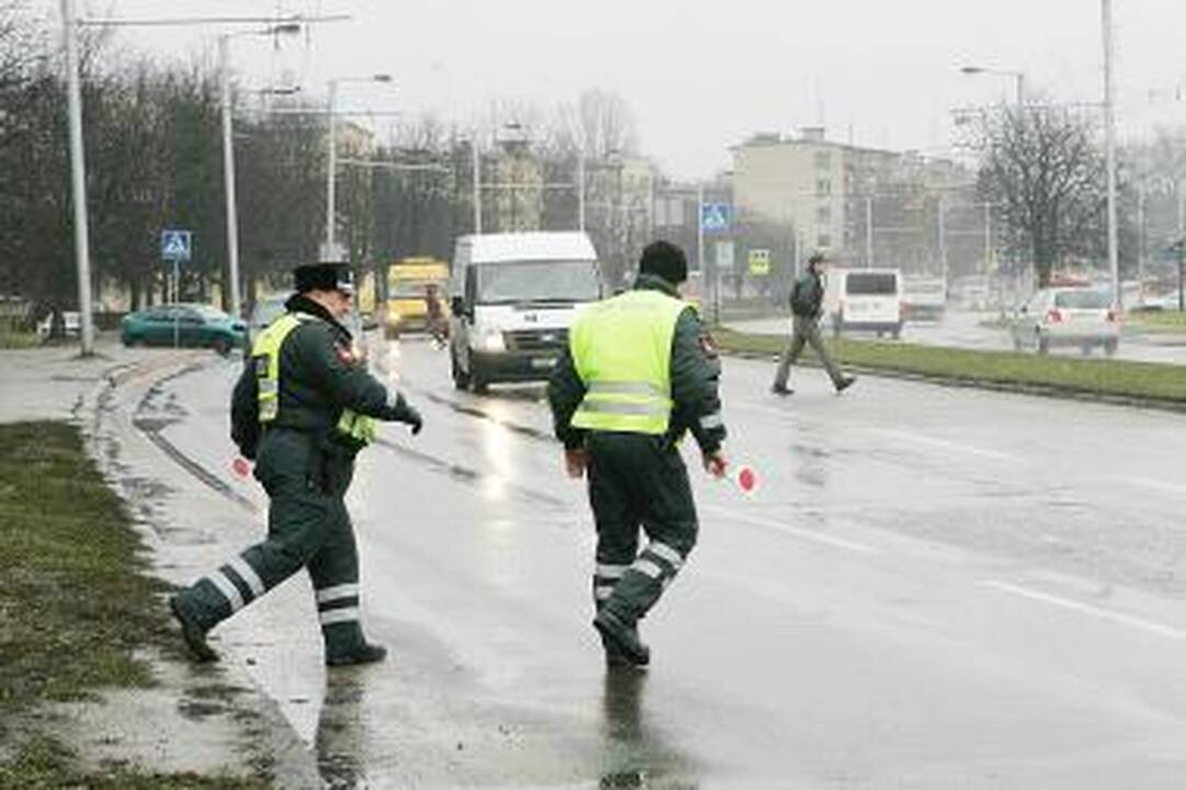 Už nuopelnus apdovanoti policijos pareigūnai
