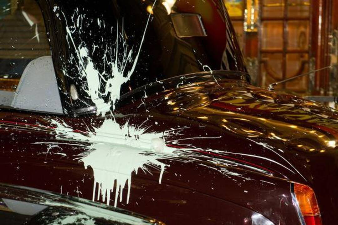 Britanijoje protestuojantys demonstrantai užpuolė princo Charleso automobilį