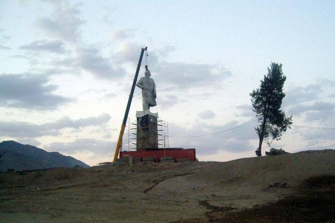 Tadžikijoje nugriauta didžiulė Lenino statula