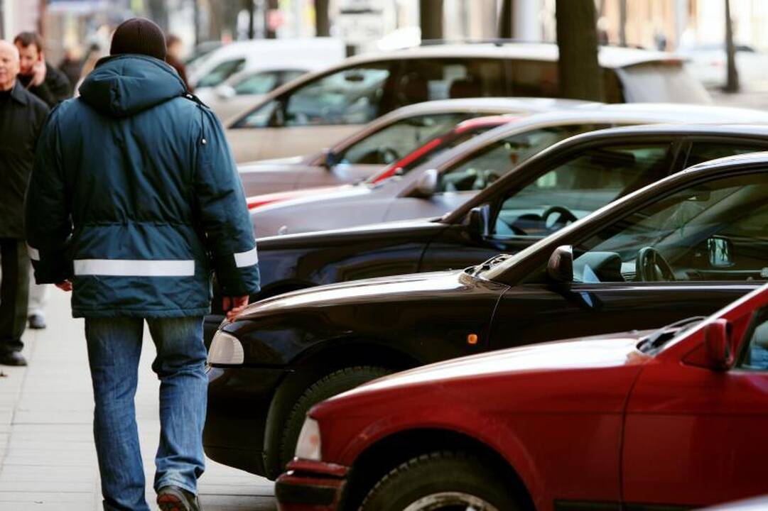 Policija tikrins, kaip statomi automobiliai