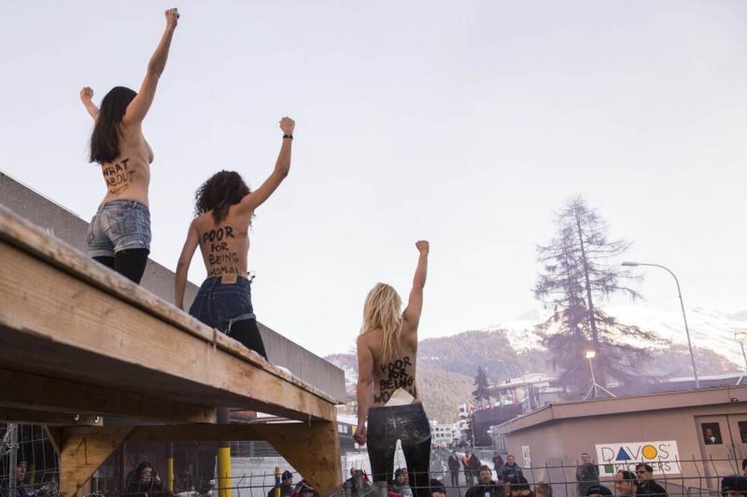 Pusnuogės „Femen“ aktyvistės surengė protestą prieš Davoso forumą