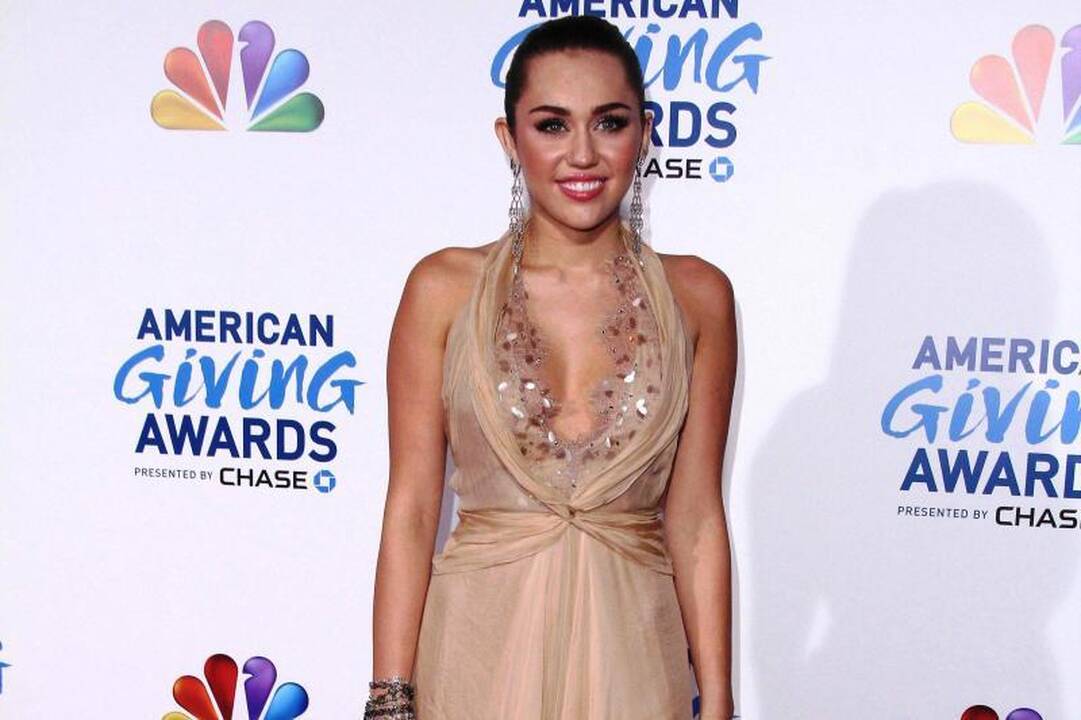Chirurgai: muzikos atlikėja Miley Cyrus pasididino krūtinę