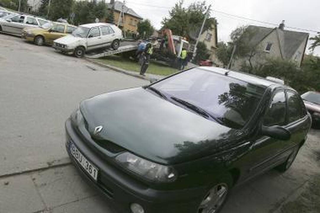 Automobilių savininkai - įkaitai daugiabučių kiemuose