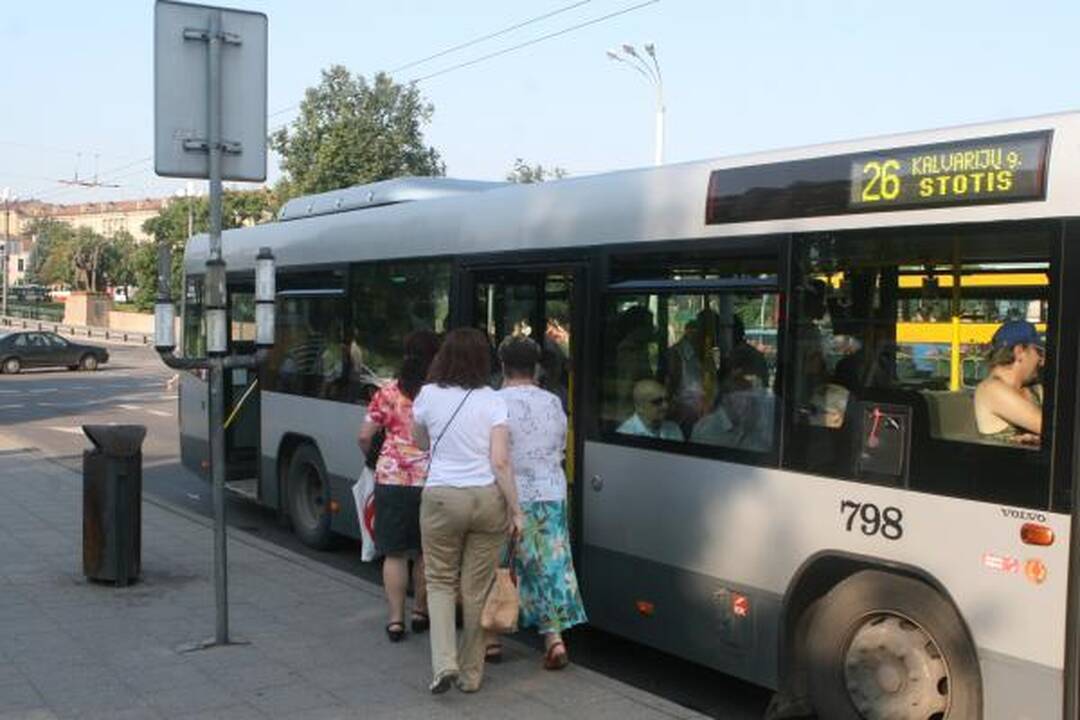 Nauja keleivių laipinimo tvarka Vilniuje prigyja sunkiai 
