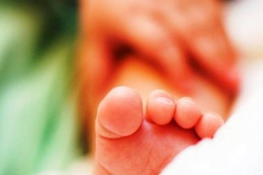 Rusijoje 5 metų berniukas nužudė naujagimę seserį, trukdžiusią jam žiūrėti televizorių