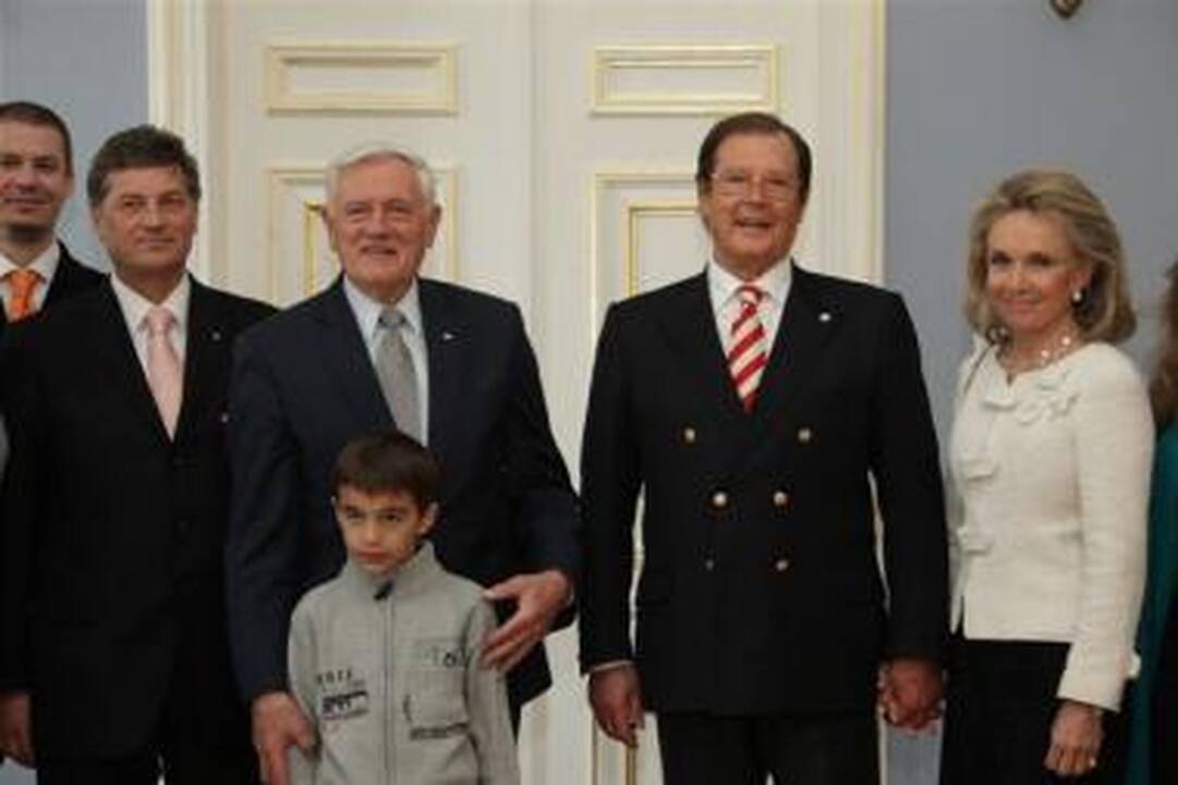 V.Adamkus susitiko su Džeimsu Bondu