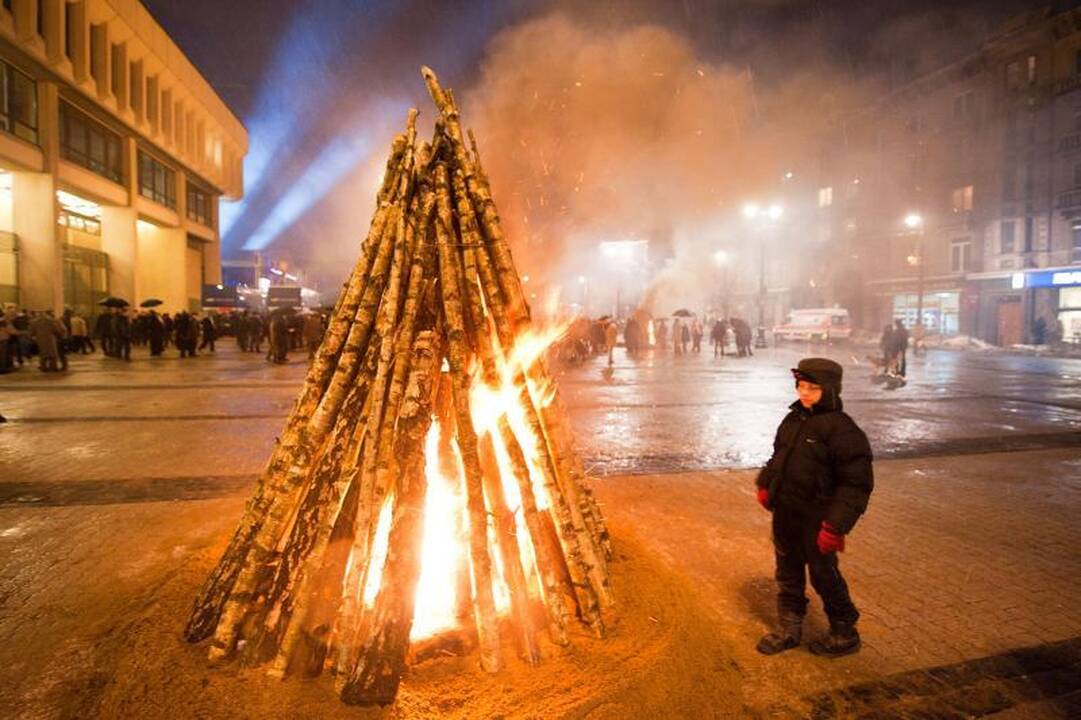 Gedimino   prospekte  suliepsnojo 16 laužų