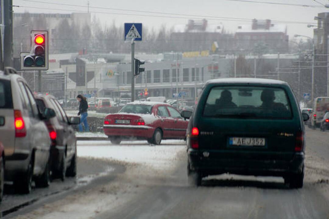 Iškritus sniegui Vilniuje padaugėjo avarijų