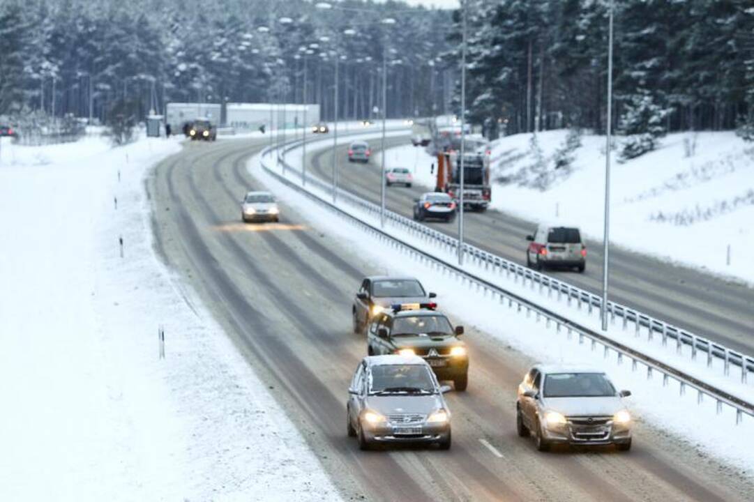 Pavojai kelyje: plikledis sunkina eismo sąlygas