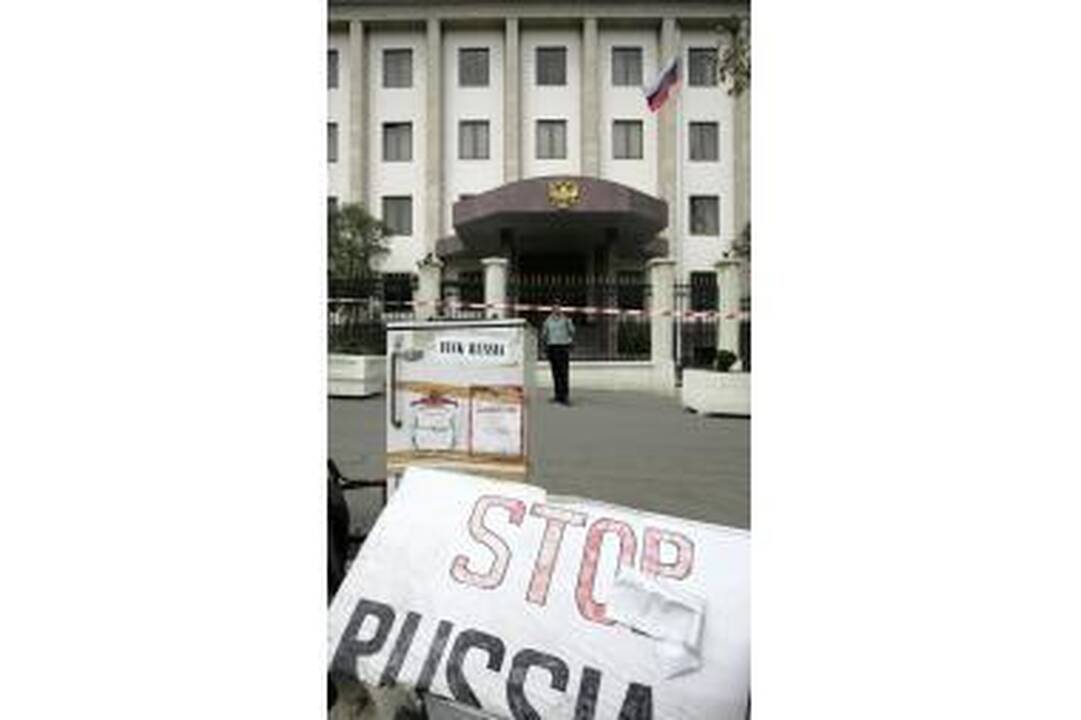 Rusijos ambasada Gruzijoje nutraukia savo darbą