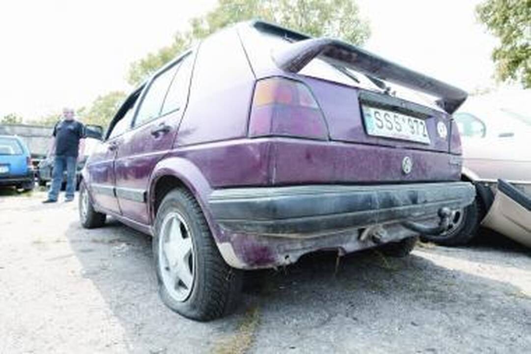 Neblaivus kaunietis įtūžį išliejo ant automobilių padangų