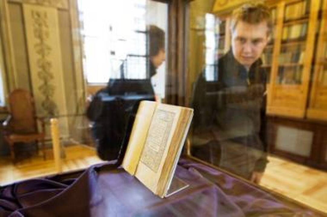 Prie M.Mažvydo katekizmo nusidriekė eilės