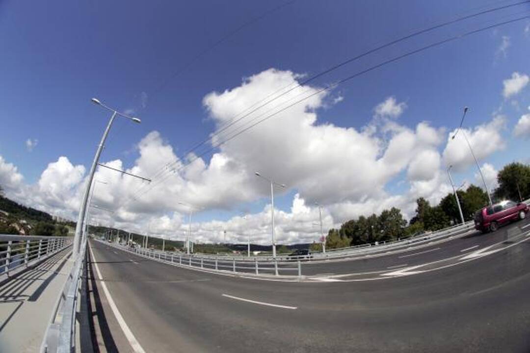 Lazdynų tiltas atidarytas, bet eismo trukdžiai Savanorių pr. liks 
