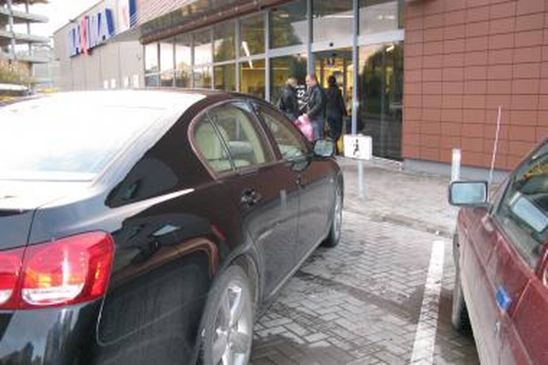 Kai vairuoji „Lexusą" - gali viską