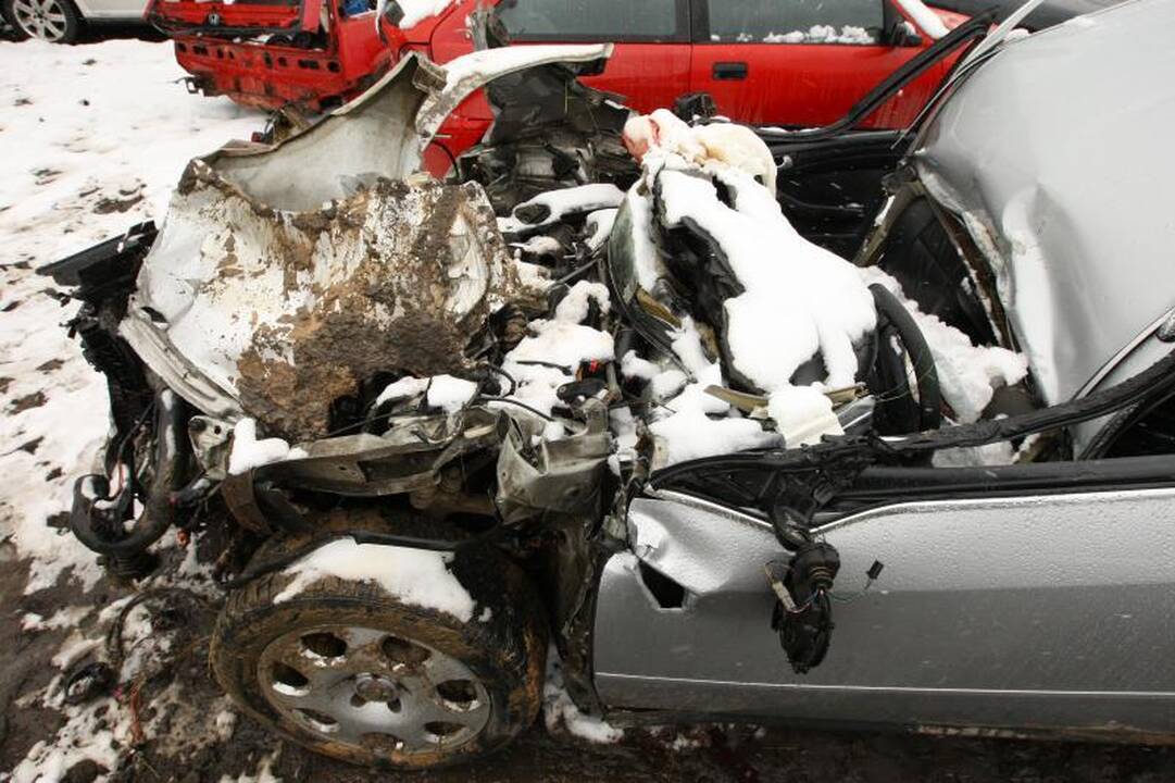 Prie Kauno „Audi“ įsirėžė į vilkiką, trys žmonės žuvo