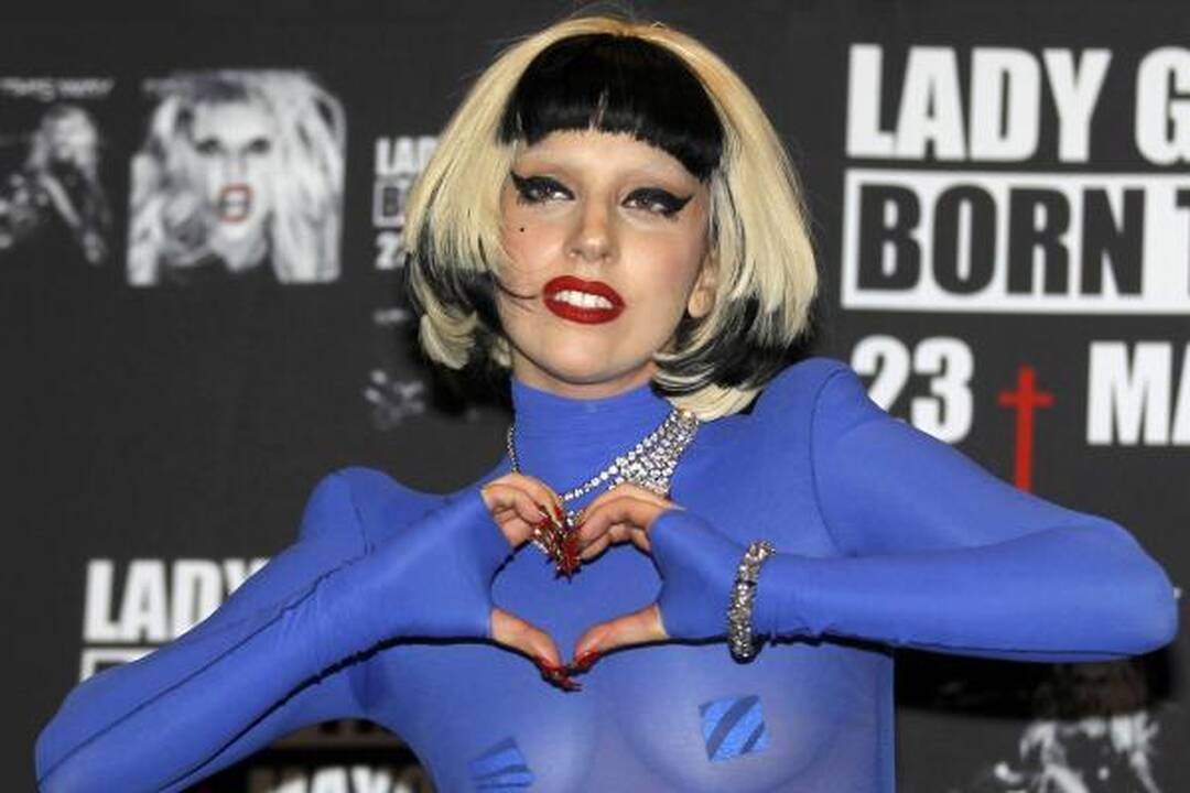 Lady Gaga apkaltinta satanistiniu elgesiu: ji maudėsi kraujo vonioje