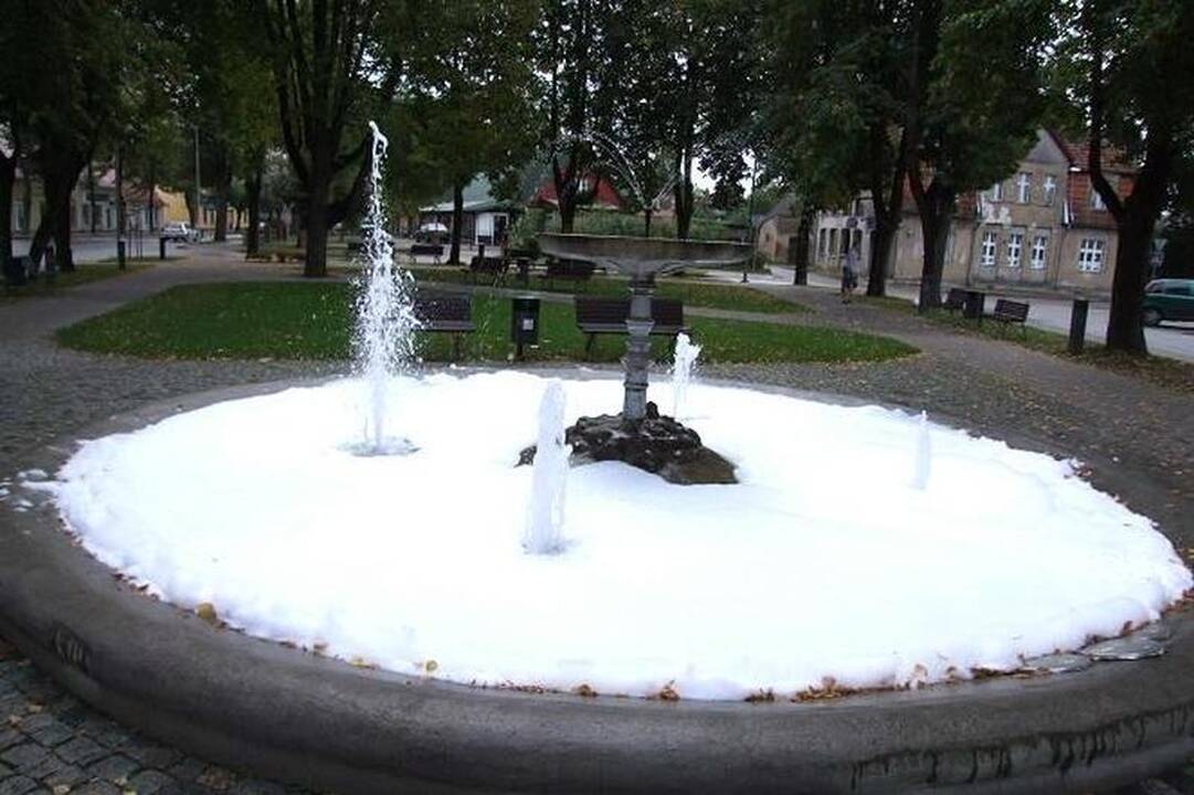 Šilutės skverelyje fontanas vėl putoja   