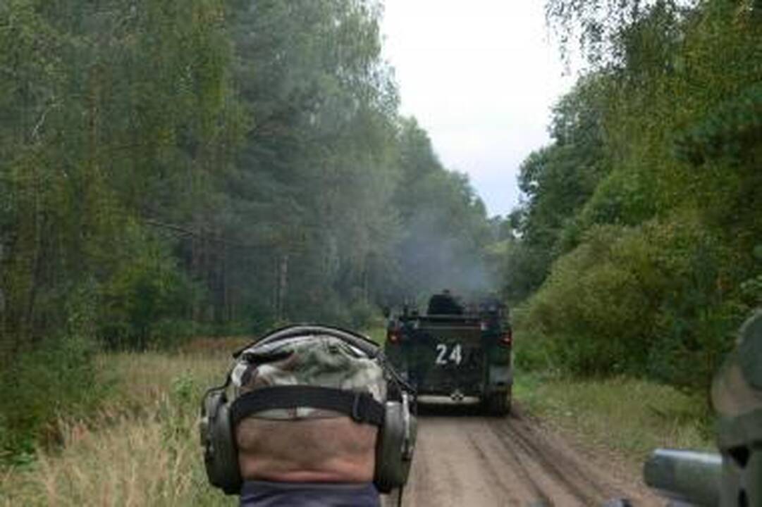 Karių savanorių atlyginimas mažinamas trečdaliu 