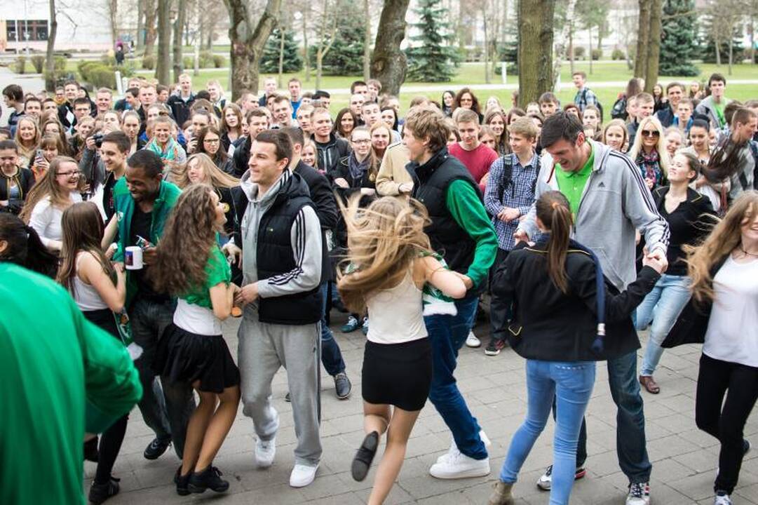Žalgiriečiai su moksleivėmis trypė tautinius šokius