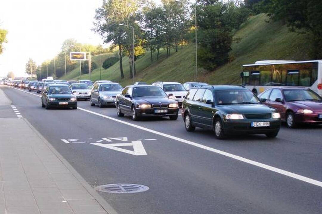 Apklausa: vairas dešinėje – bėda kelyje?