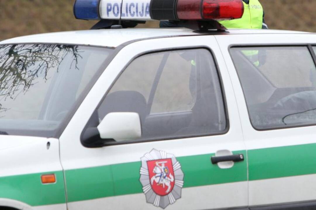 „Volvo“ smūgis į stulpą dalį Naujosios Vilnios paskandino tamsoje
