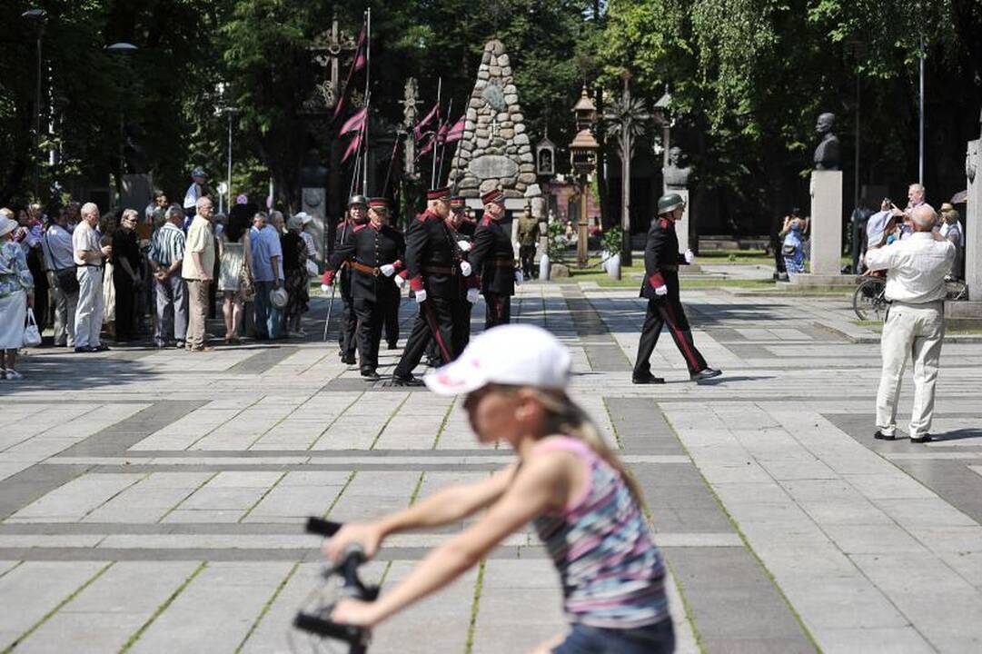 Virš Kauno suplevėsavo Vyčio kryžiaus vėliava