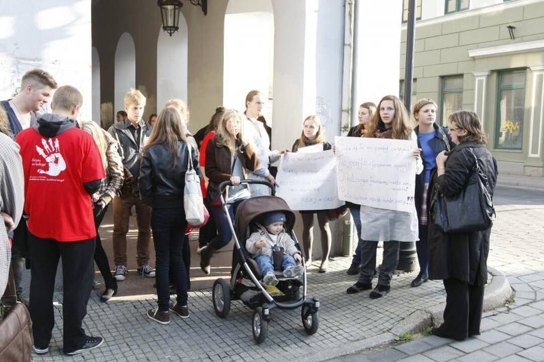Uostamiesčio studentai švarino grafitti piešėjų nuniokotus pastatus