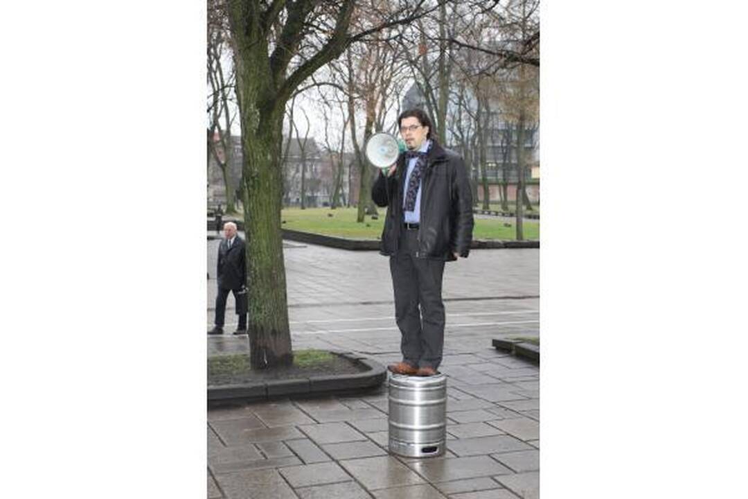 Filosofijos profesorius paskaitą skaitė ant alaus statinės