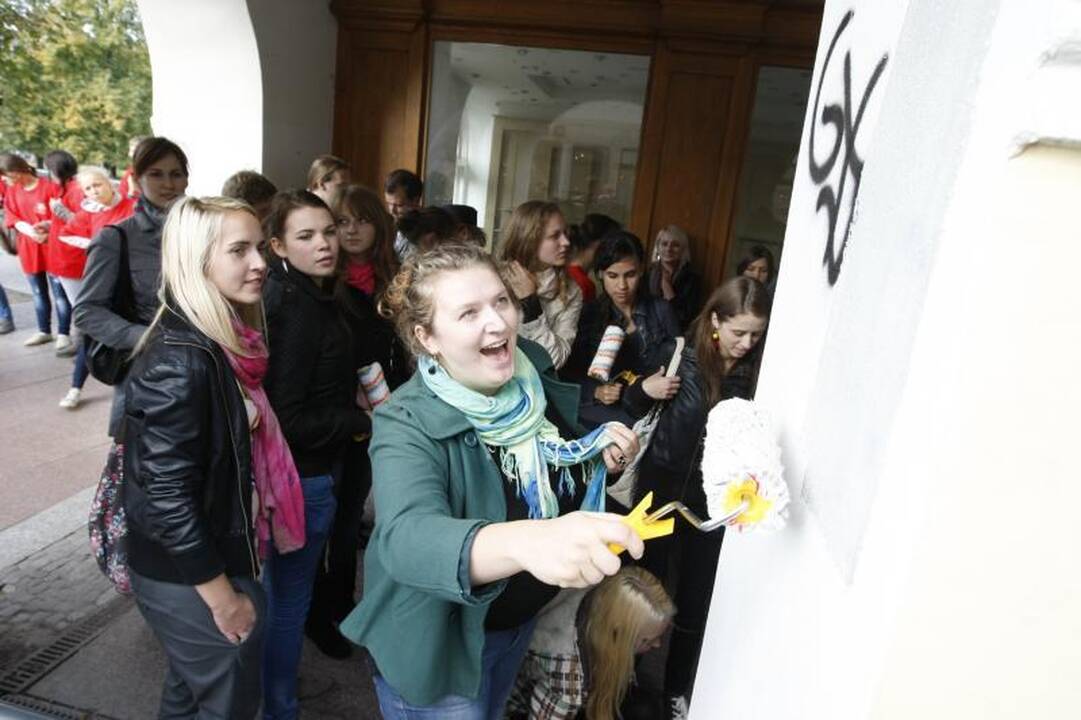 Uostamiesčio studentai švarino grafitti piešėjų nuniokotus pastatus