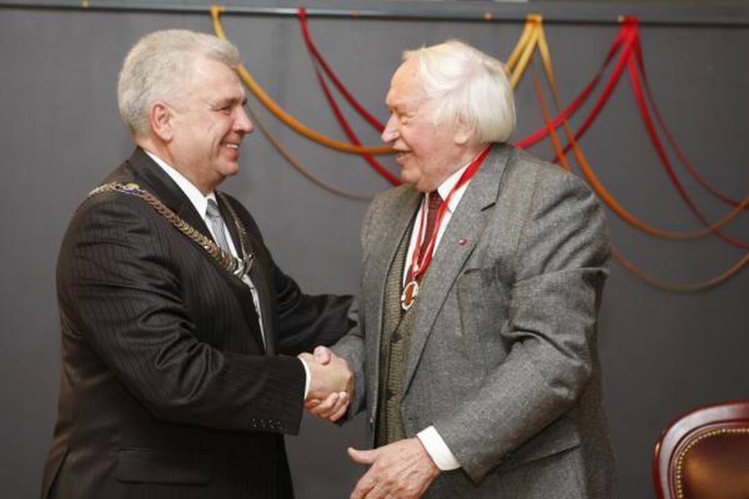 B.Aleknavičiui įteiktos Garbės piliečio regalijos