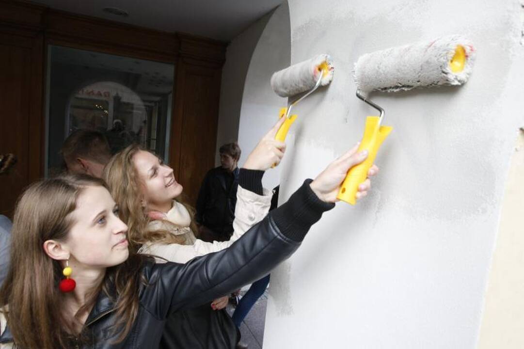 Uostamiesčio studentai švarino grafitti piešėjų nuniokotus pastatus