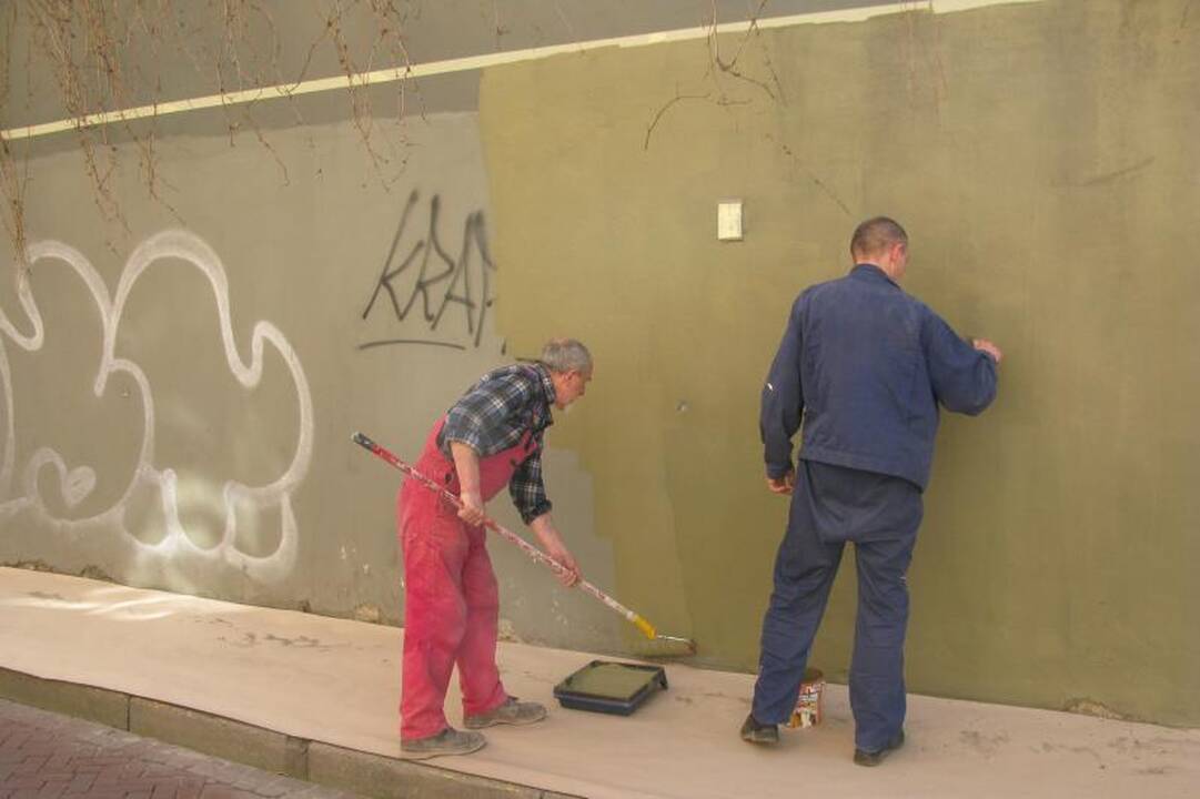 Darbininkai senamiestyje uždažinėjo sienų tepliones