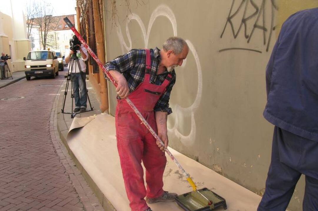 Darbininkai senamiestyje uždažinėjo sienų tepliones