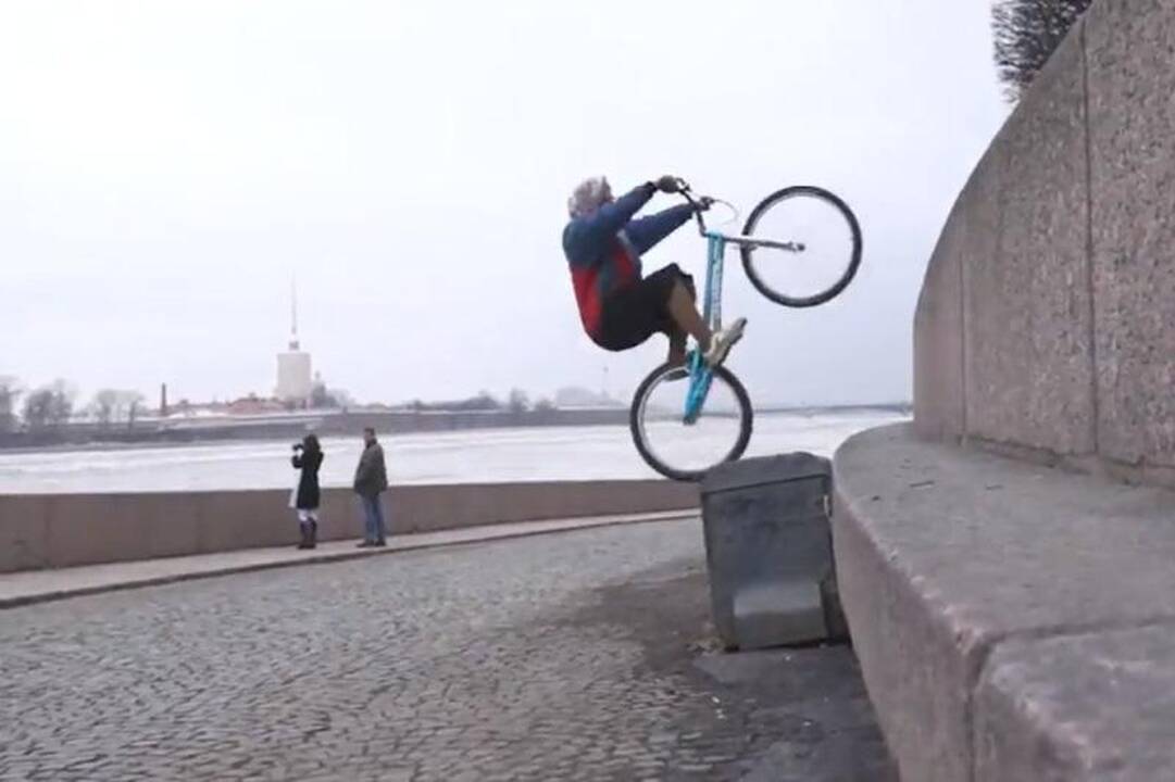 Pašėlusios bobutės triukai su dviračiu