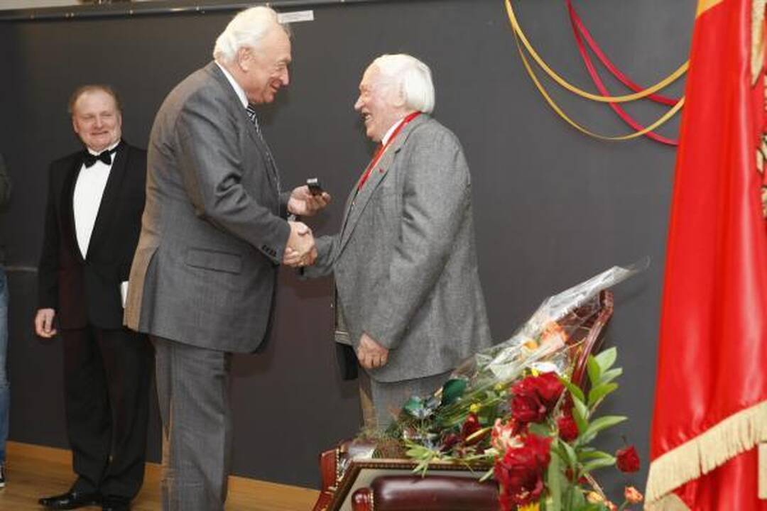 B.Aleknavičiui įteiktos Garbės piliečio regalijos