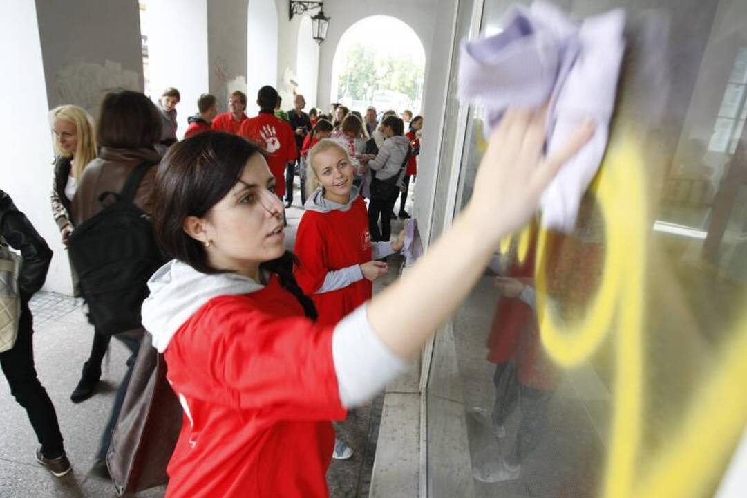 Uostamiesčio studentai švarino grafitti piešėjų nuniokotus pastatus