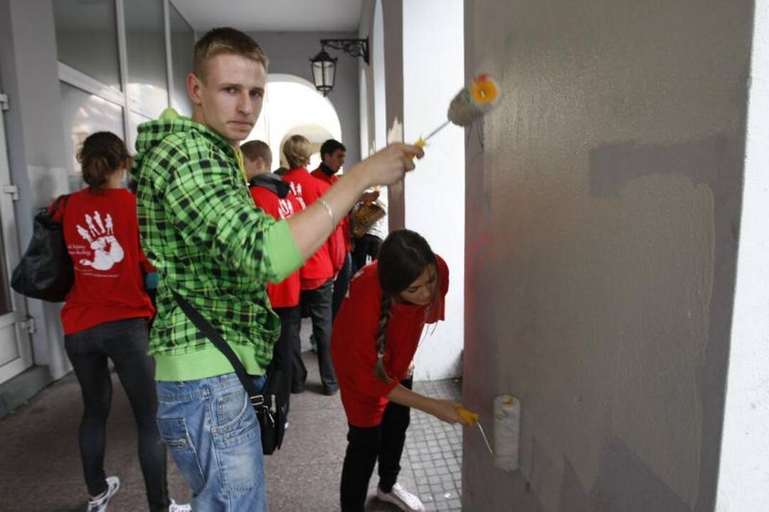 Uostamiesčio studentai švarino grafitti piešėjų nuniokotus pastatus