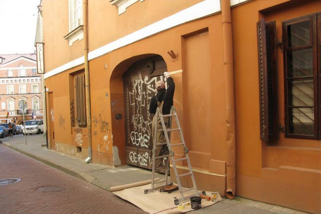Darbininkai senamiestyje uždažinėjo sienų tepliones