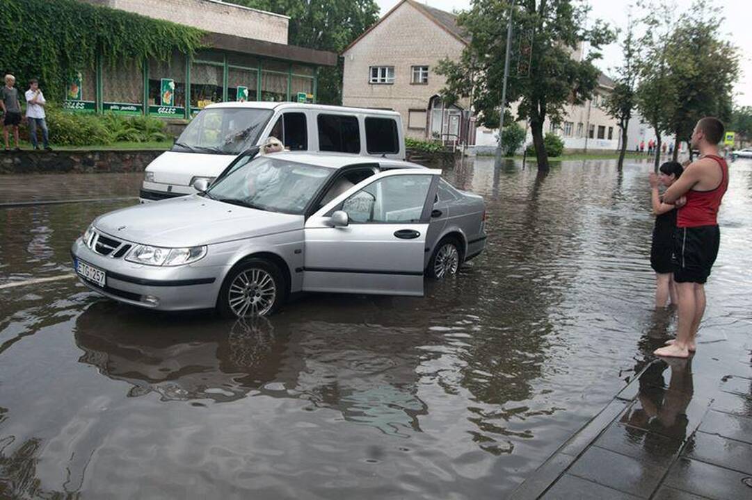 Liūtis užtvindė centrinę Švenčionių gatvę
