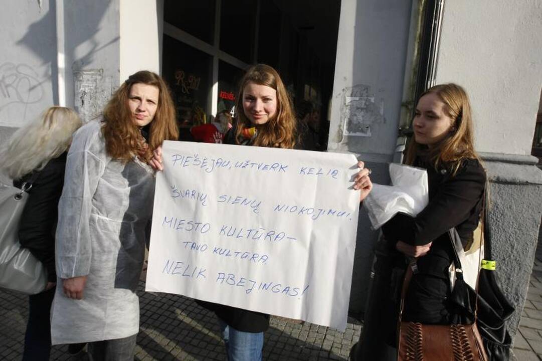 Uostamiesčio studentai švarino grafitti piešėjų nuniokotus pastatus