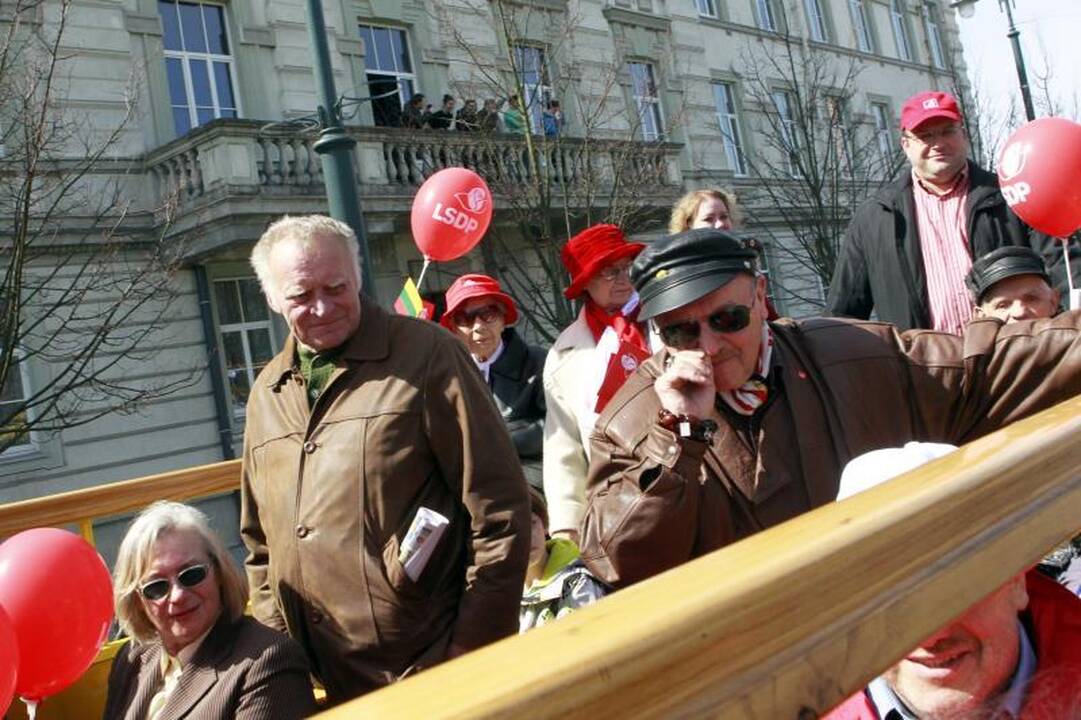 Darbo dienos proga šimtai žmonių dalyvavo eitynėse Vilniaus centre